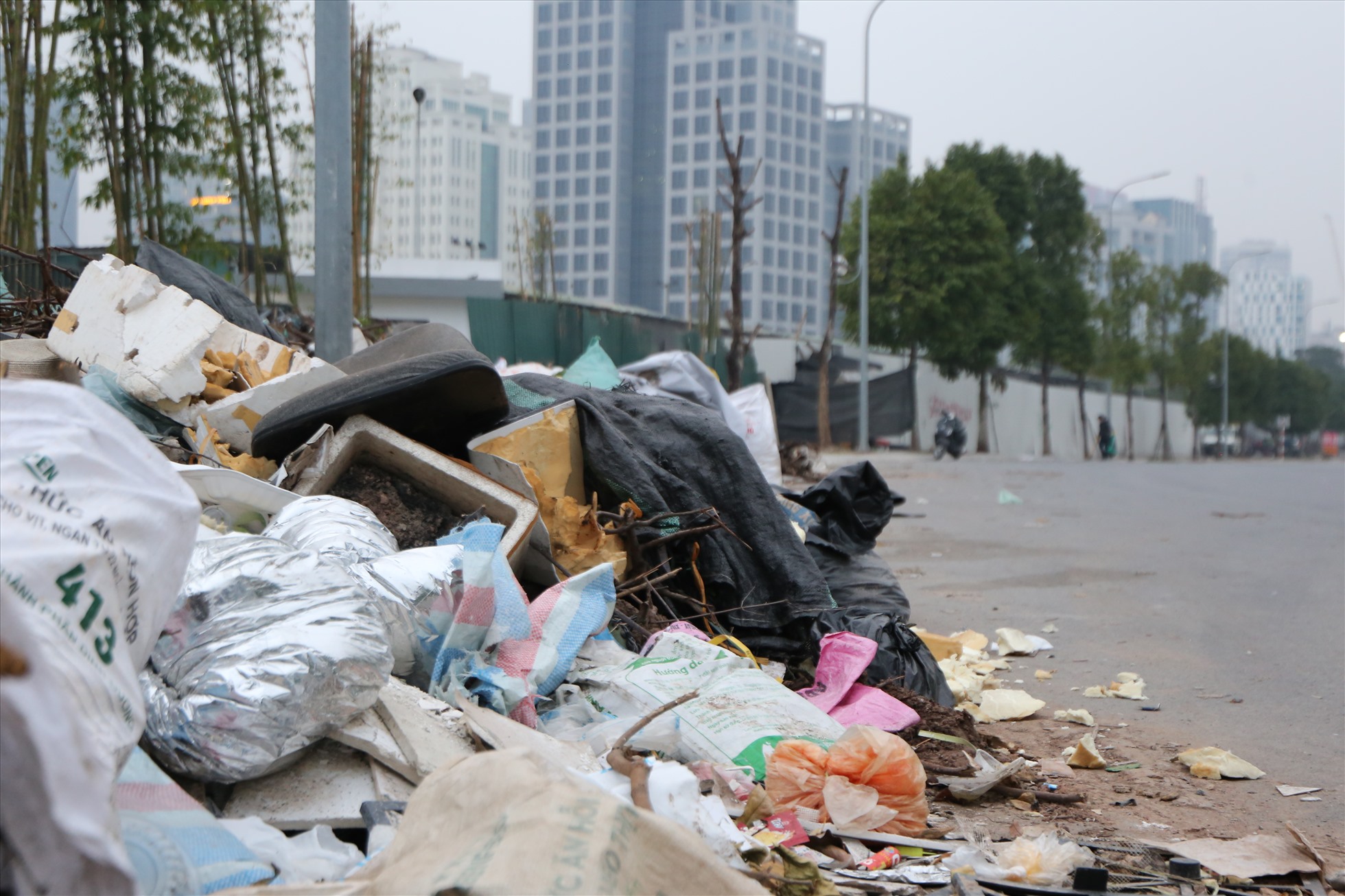 Gần 800m đường ngõ 7 Tôn Thất Thuyết đã hình thành một bãi rác tự phát gây ô nhiễm môi trường. Ảnh: Vĩnh Hoàng