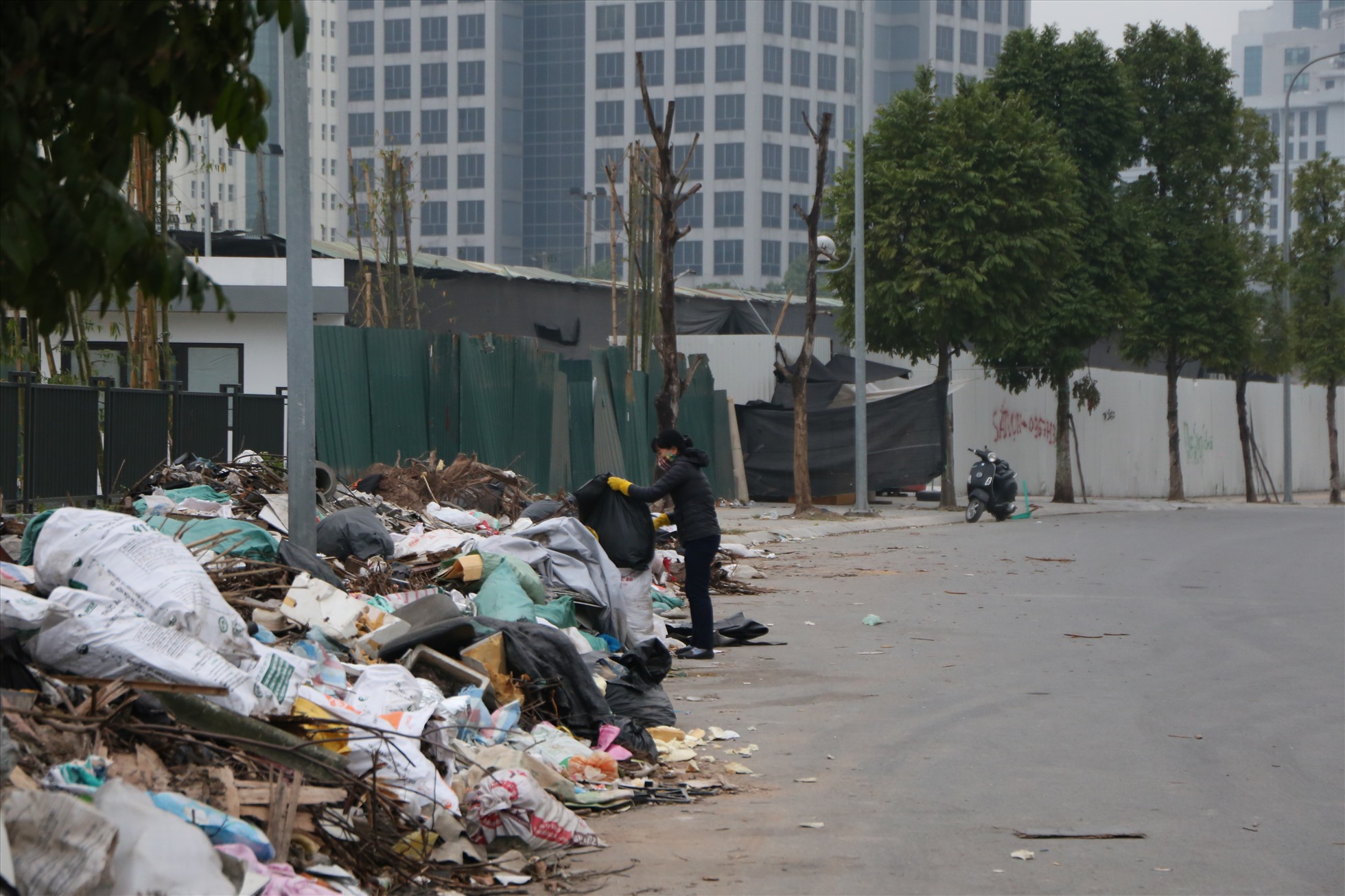 Người dân vô tư đổ rác tại bãi rác tự phát. Ảnh: Vĩnh Hoàng