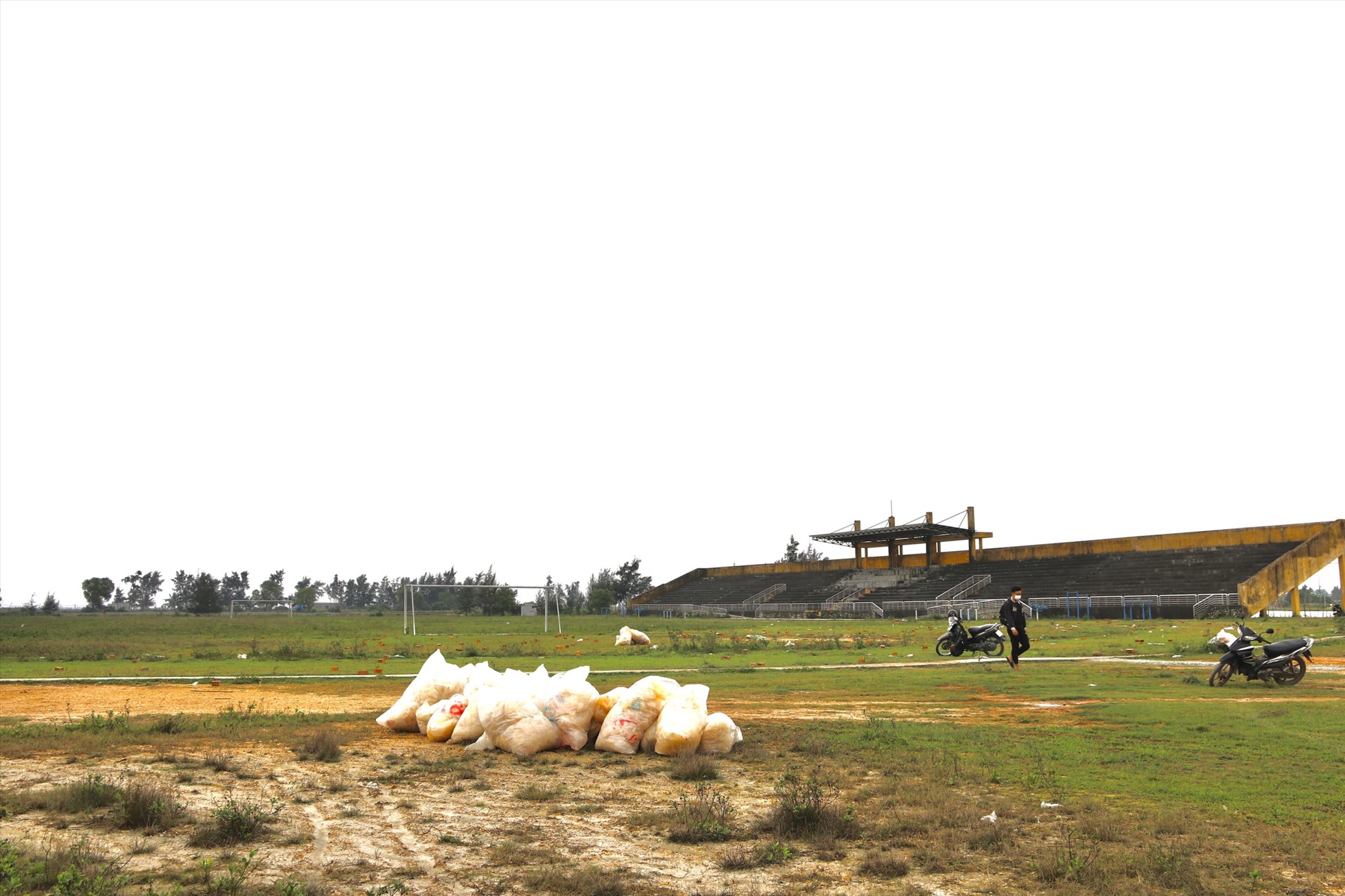 Được biết, sau khi dự án được bàn giao từ huyện Phú Vang sang TP Huế (do thị trấn Thuận An sáp nhập vào TP Huế, trở thành phường), Trung tâm VHTT Thuận An có giá trị đầu tư hàng chục tỉ này lại bị bỏ hoang lãng phí. Theo người dân địa phương, dự án này đã bỏ hoang trong vài năm qua, biến nơi này thành một nơi tập kết rác thải, trâu bò có thể ra vào tự do, đặc biệt dự án bỏ hoang này là nơi trú ngụ, hoạt động của các đối tượng nghiện ngập.