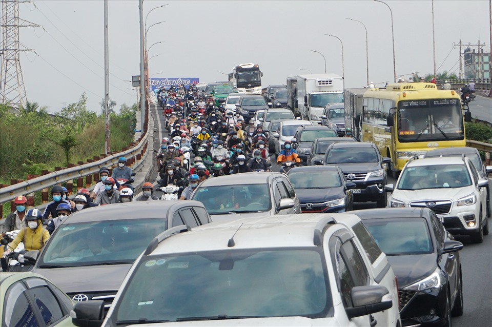 Quốc lộ 1 qua huyện Bình Chánh (TPHCM) thường xuyên kẹt xe, nhất là dịp lễ Tết.  Ảnh: Minh Quân