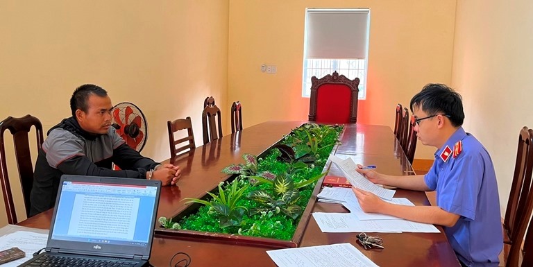 Kiểm sát viên Viện Kiểm sát Nhân dân tỉnh Đắk Lắk lấy lời khai đối tượng Y Mblup Êban. Ảnh: Viện Kiểm sát