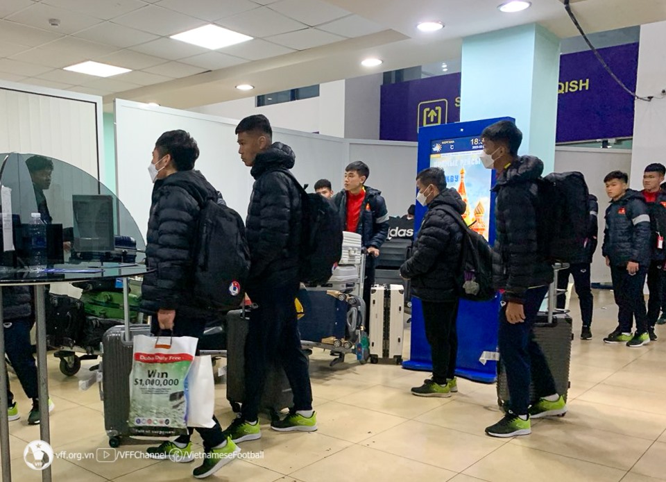 U20 Việt Nam chờ lấy hành lý tại sân bay. Ảnh: VFF