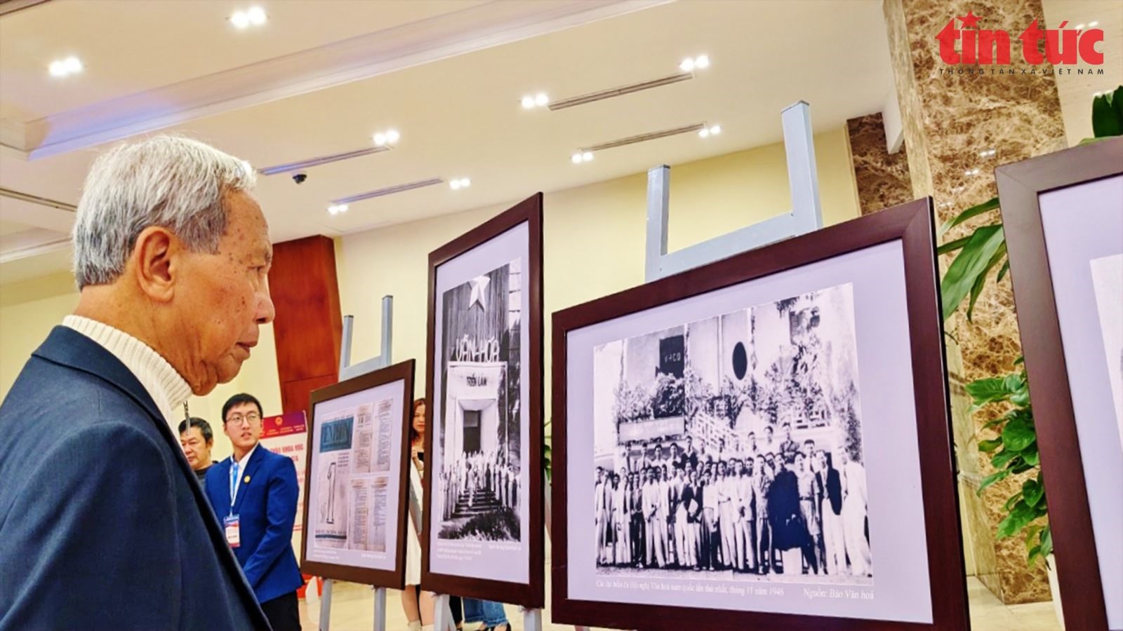 Triển lãm cung cấp những hiểu biết về ý nghĩa lịch sử, ý nghĩa thời đại, những giá trị to lớn và tầm ảnh hưởng của Đề cương về văn hóa Việt Nam trong 80 năm qua. Ảnh: L.Sơn