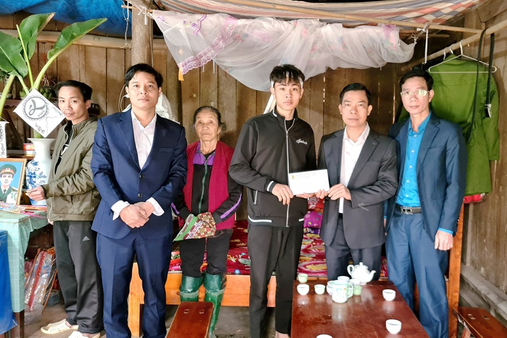 Lãnh đạo Liên đoàn Lao động huyện Cẩm Khê trao quà cho thân nhân đoàn viên công đoàn Nguyễn Thị Thái. Ảnh: Thanh Thuỷ