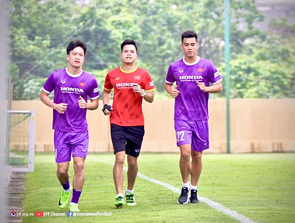 Bác sĩ Trần Huy Thọ luôn “kèm sát” các tuyển thủ mỗi khi họ gặp chấn thương để kịp thời điều trị và có báo cáo chính xác nhất cho ban huấn luyện. Ảnh: NVCC