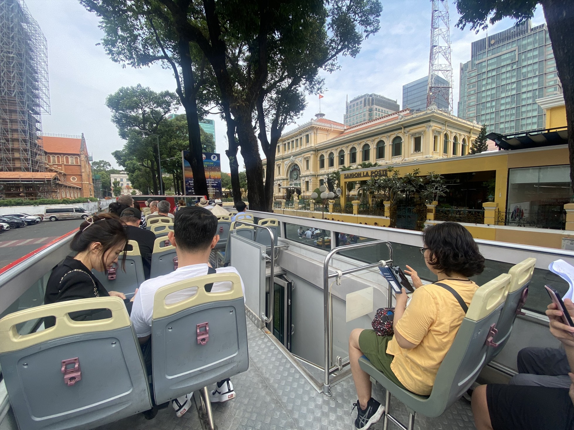 Một loại hình di chuyển khác cũng rất phổ biến và được nhiều du khách nước ngoài lựa chọn chính là xe Bus mui trần. Với phương tiện này, du khách được ngắm nhìn các địa điểm nổi tiếng của thành phố từ trên cao. Ảnh: Như Quỳnh