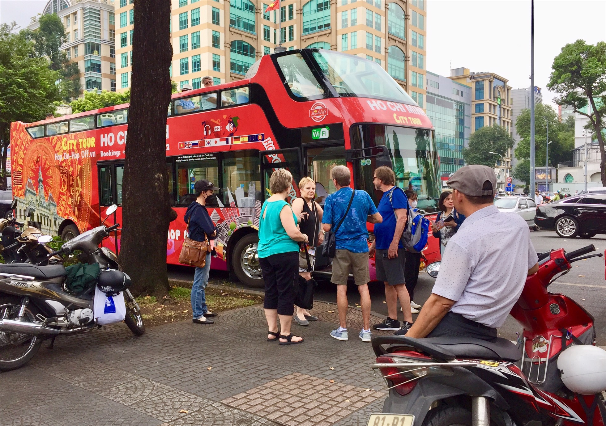 Một loại hình di chuyển khác cũng rất phổ biến và được nhiều du khách nước ngoài lựa chọn chính là xe Bus mui trần. Với phương tiện này, du khách được ngắm nhìn các địa điểm nổi tiếng của thành phố từ trên cao. Ảnh: Như Quỳnh