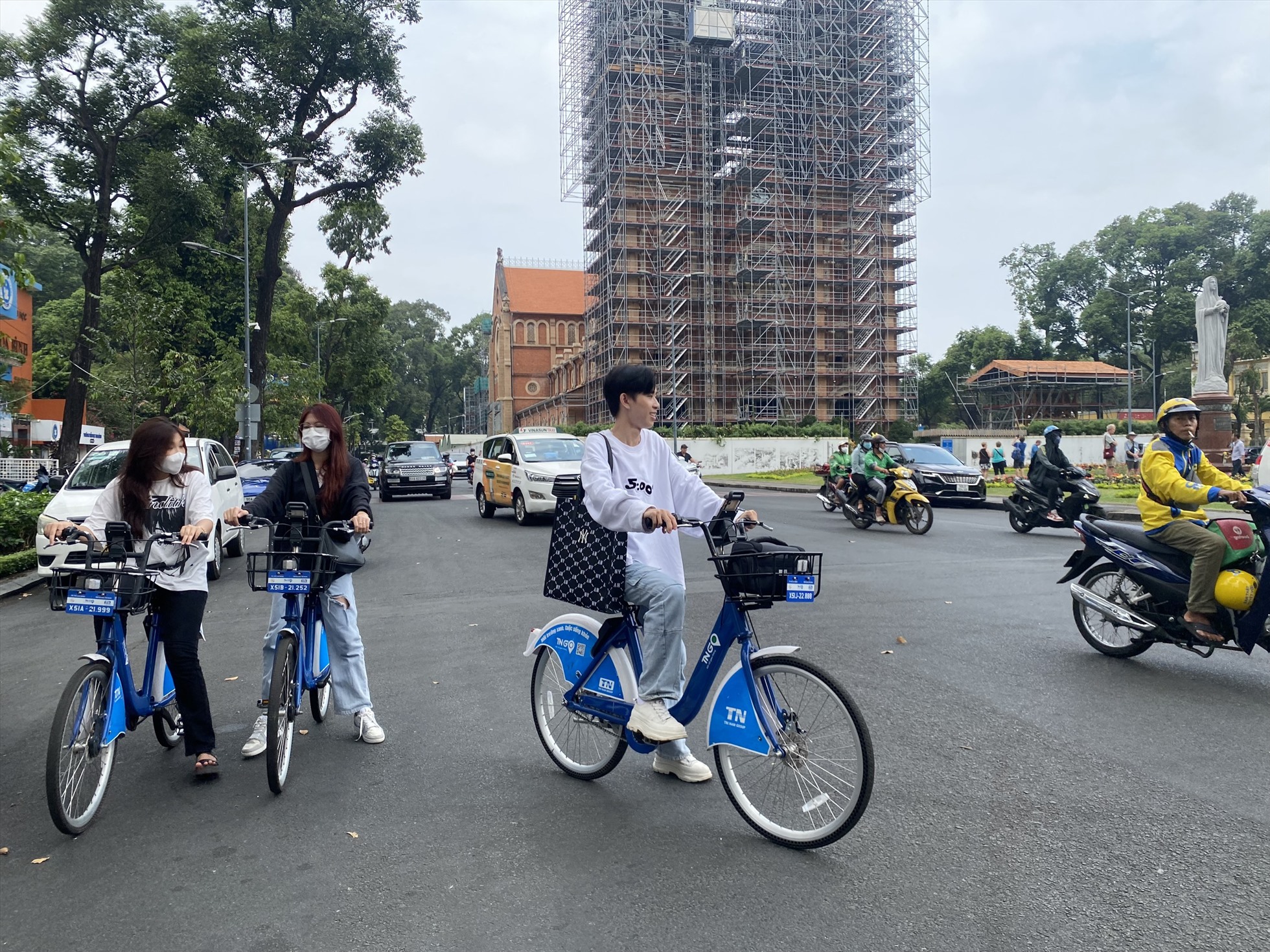 Nguyễn Phi Long (18 tuổi, quận 1) cho biết, đây là phương tiện di chuyển thích hợp cho những bạn thích đi chậm để ngắm cảnh và quan sát đường phố. Được biết, việc sử dụng xe đạp công cộng cũng rất đơn giản, thao tác chỉ mất khoảng 5 phút. Ảnh: Như Quỳnh