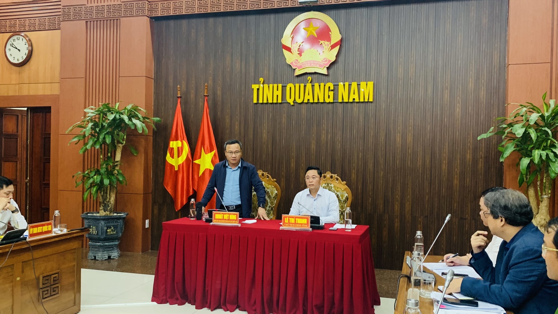 Ông Khuất Việt Hùng - Phó Chủ tịch chuyên trách Ủy ban An toàn giao thông Quốc gia phát biểu tại cuộc họp. Ảnh Nguyễn Hoàng.