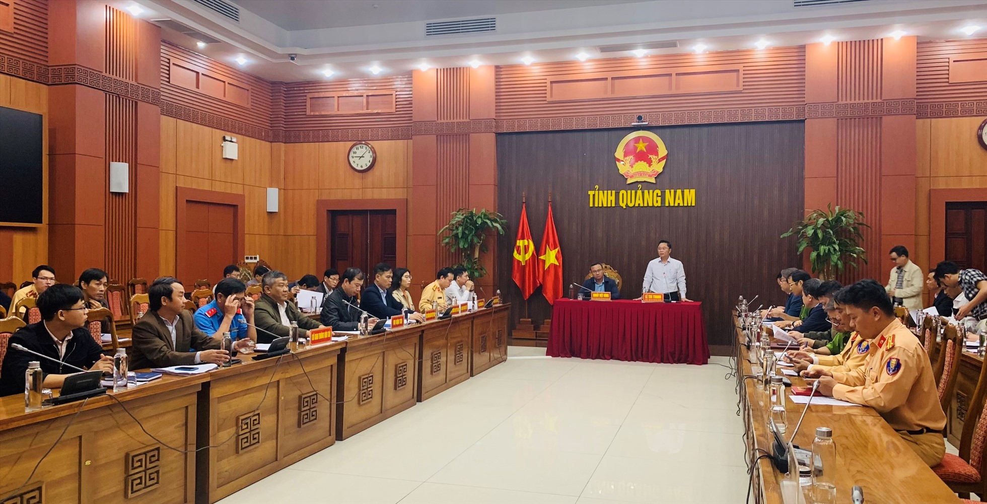 Quang cảnh cuộc họp bàn về nguyên nhân và giải pháp kéo giảm TNGT tại Quảng Nam. Ảnh Nguyễn Hoàng