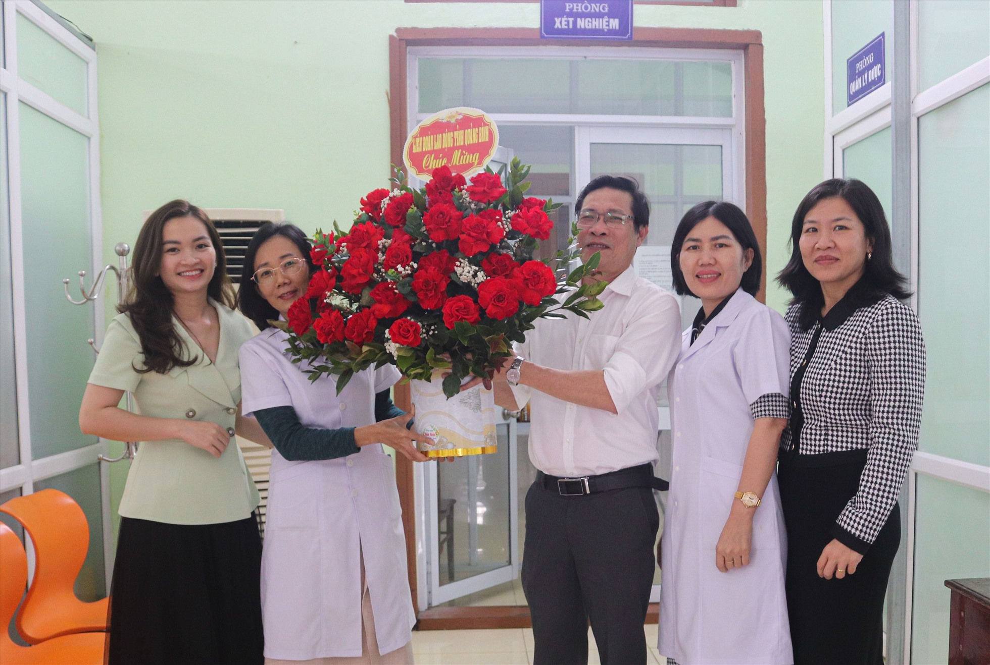 Lãnh đạo LĐLĐ tỉnh tặng hoa cho đại diện Phòng khám cán bộ. Ảnh: Đức Tuấn