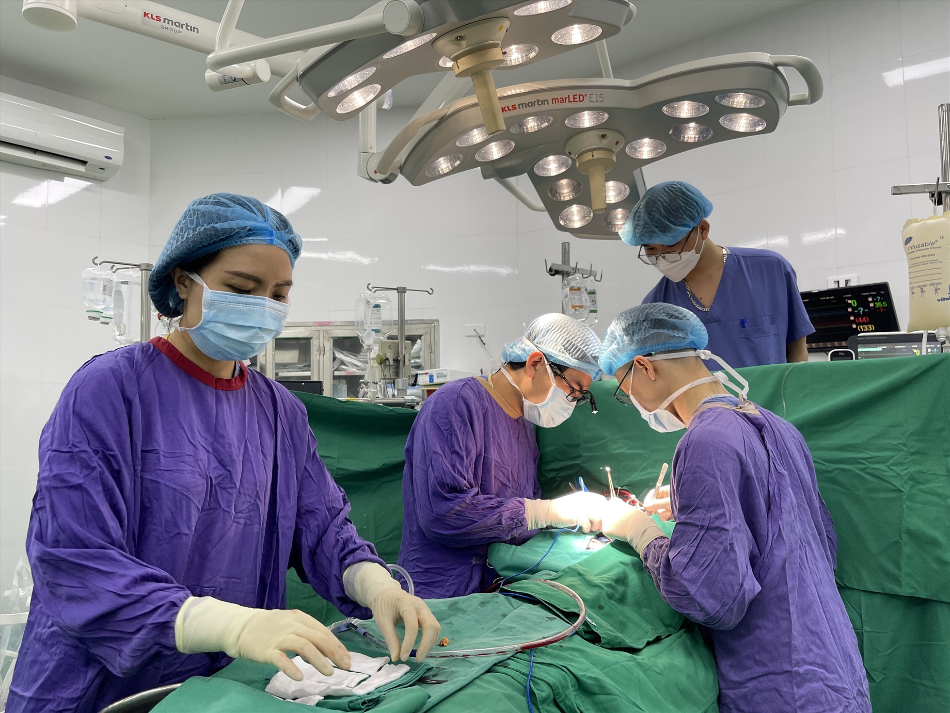 Các bác sĩ thực hiện ca ghép tim- thận đầu tiên tại Việt Nam. Ảnh: Bệnh viện cung cấp