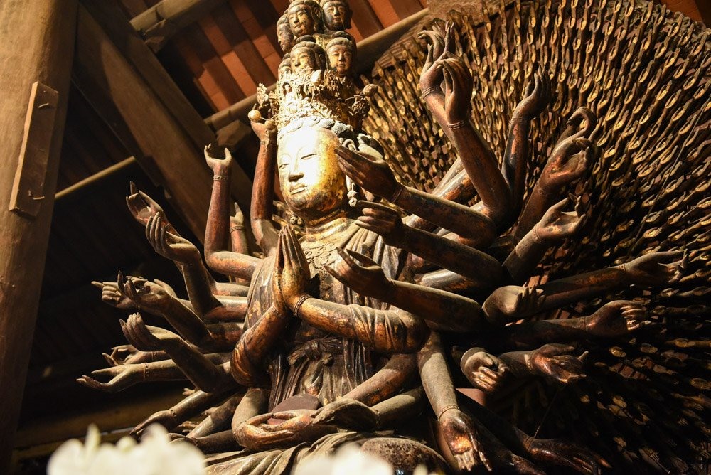 Tượng Phật bà Quan âm nghìn mắt nghìn tay - bảo vật quốc gia được lưu giữ tại chùa Bút Tháp. Ảnh: Vân Trường