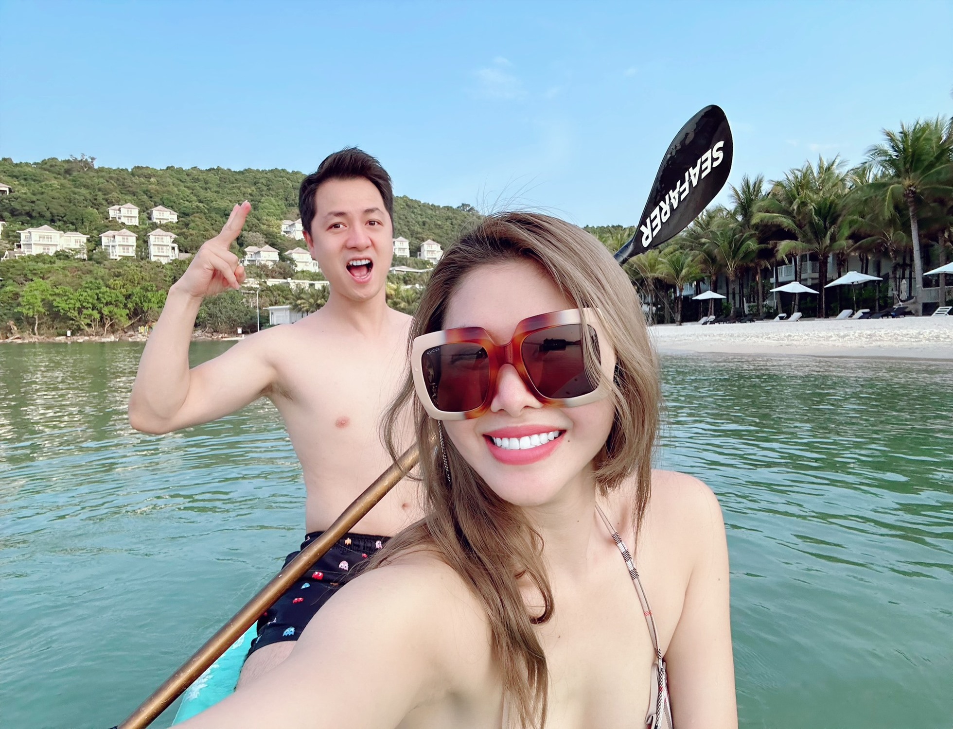 Cặp đôi khoe ảnh chèo thuyền kayak trên bãi biển. Tình cảm mặn nồng sau nhiều năm khiến công chúng ngưỡng mộ. Ảnh: Facebook nhân vật