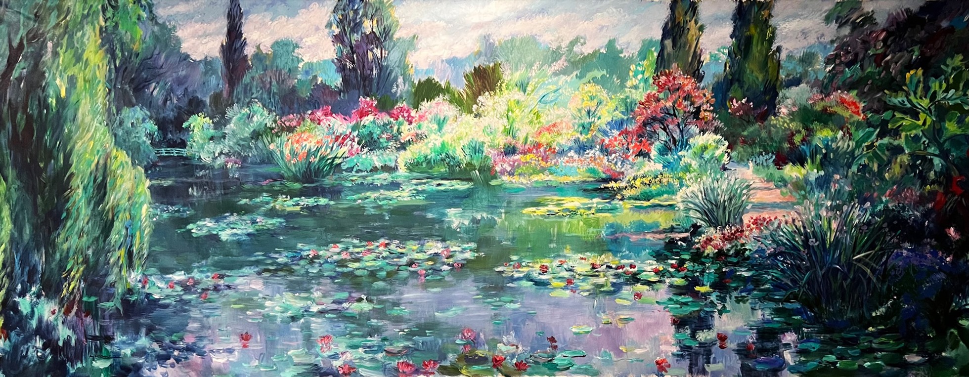 Nhà sưu tập Văn Quân chia sẻ: “Vừa ra trường năm 1946, Nguyễn Trí Minh đã được mời tham gia triển lãm từ trong đến ngoài nước, từ Nhà hát Tây của Sài Gòn cho tới Bảo tàng Mỹ thuật Hiện đại của Paris (Pháp). Phong cách vẽ ấn tượng của ông là sự kết hợp kỳ lạ của Đông-Tây, của nét bút phóng khoáng đầy năng lực với màu sắc hài hòa tươi sáng. Vì thế tranh của ông nằm trong các bộ sưu tập của người hâm mộ khắp thế giới.