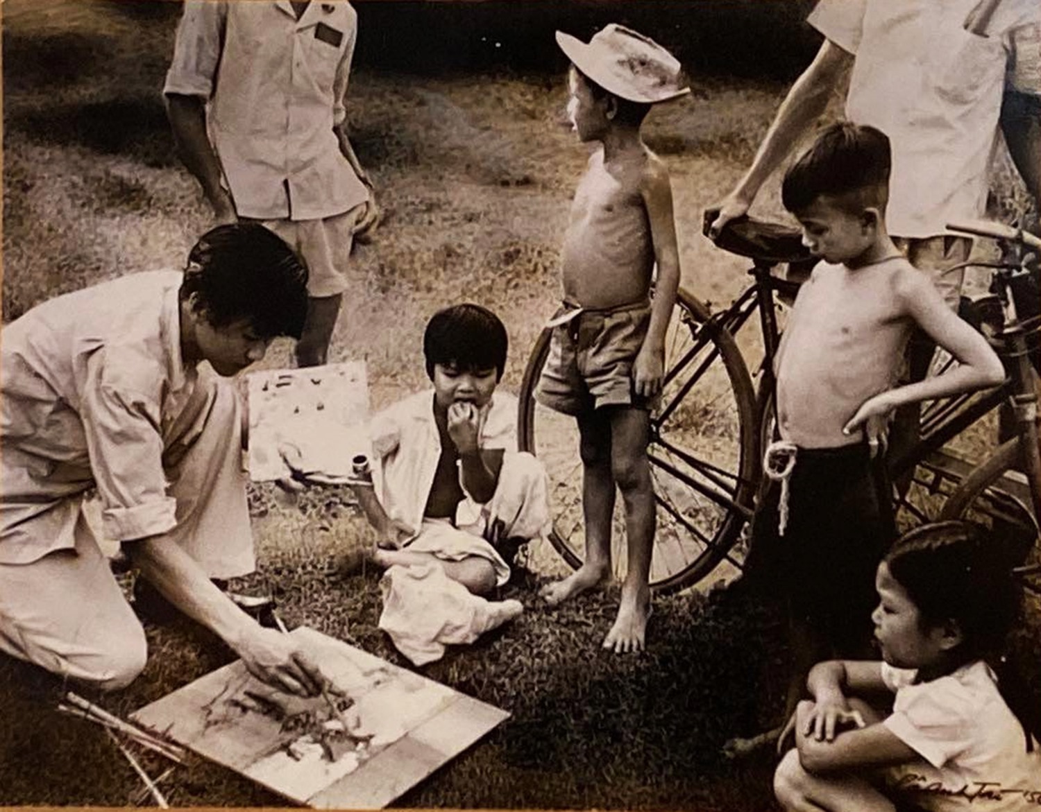 Triển lãm có sự đồng hành thực hiện của nhà sưu tập Văn Quân. Anh cho biết: “Tại hải ngoại, trong các chuyến đi triển lãm hoặc khi định cư sau này, Nguyễn Trí Minh tiếp tục đề cao vẻ đẹp thiên nhiên, với những tác phẩm có tầm cỡ lớn loại mural, như bức vẽ cảnh ao súng bờ liễu tại Giverny, quê hương của danh họa Claude Monet tại Pháp”.