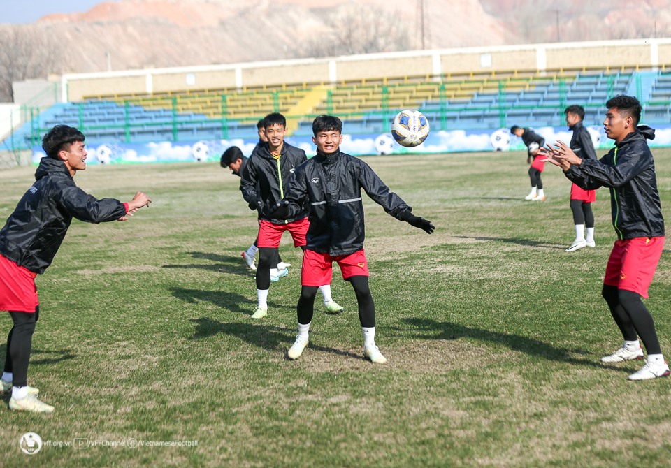 U20 Việt Nam làm quen với thời tiết lạnh ở Uzbekistan. Ảnh: VFF
