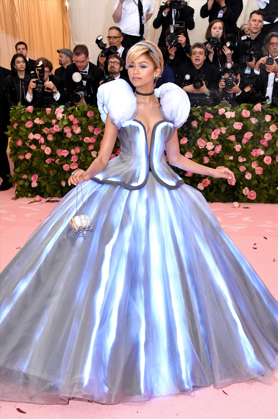 Zendaya mặc váy phát sáng của Tommy Hilfiger tại Met Gala 2019. Ảnh: Twitter