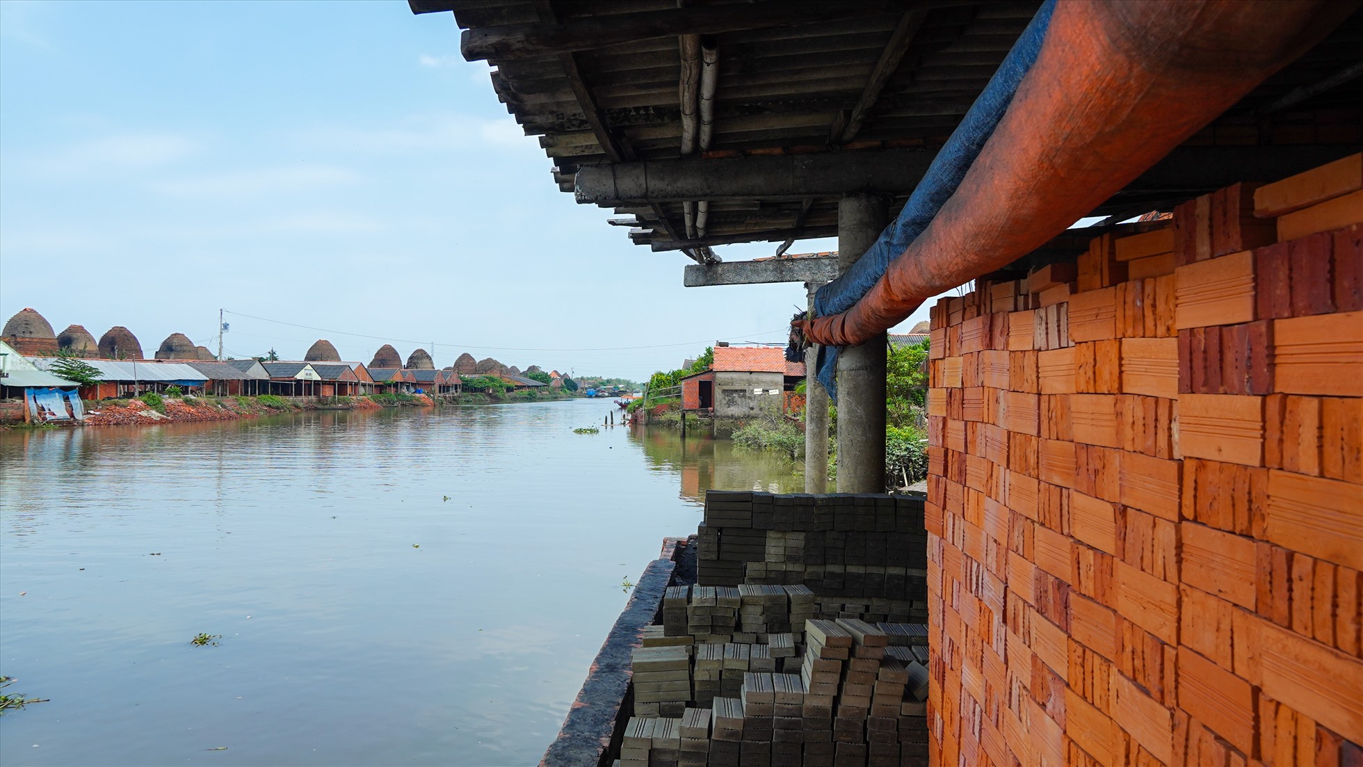 Được mệnh danh “vương quốc gạch”, làng nghề truyền thống sản xuất gạch, gốm huyện Mang Thít (tỉnh Vĩnh Long) đang có nguy cơ mai một và lụi tàn... Đứng trước nguy cơ đó, năm 2021, UBND tỉnh Vĩnh Long đã phê duyệt Đề án Di sản đương đại Mang Thít.