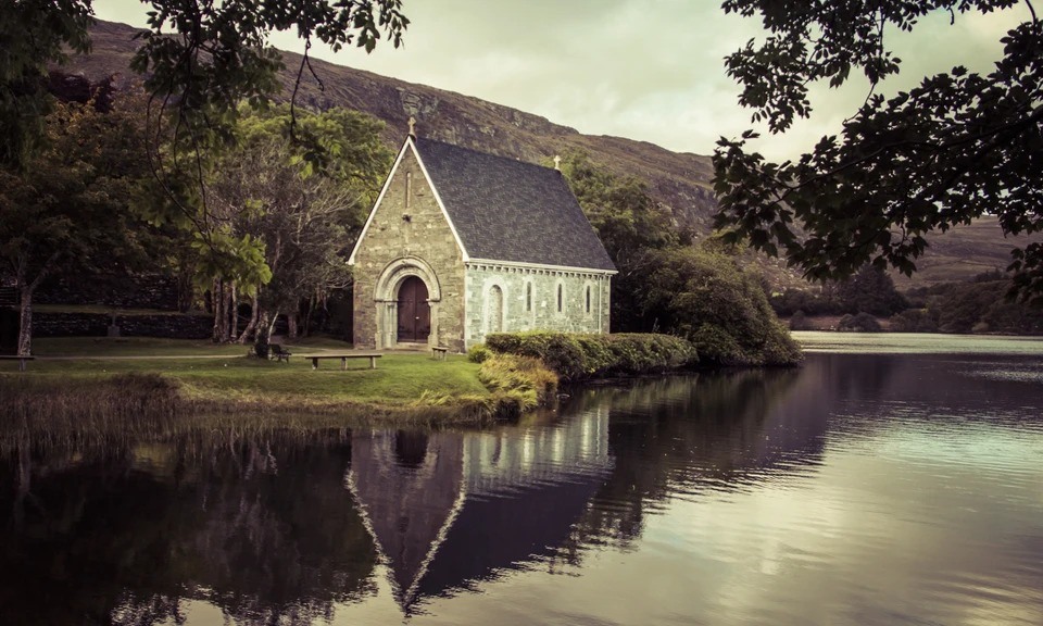 Nhà thờ Gougane Barra, Ireland. Ảnh: Dreamstime