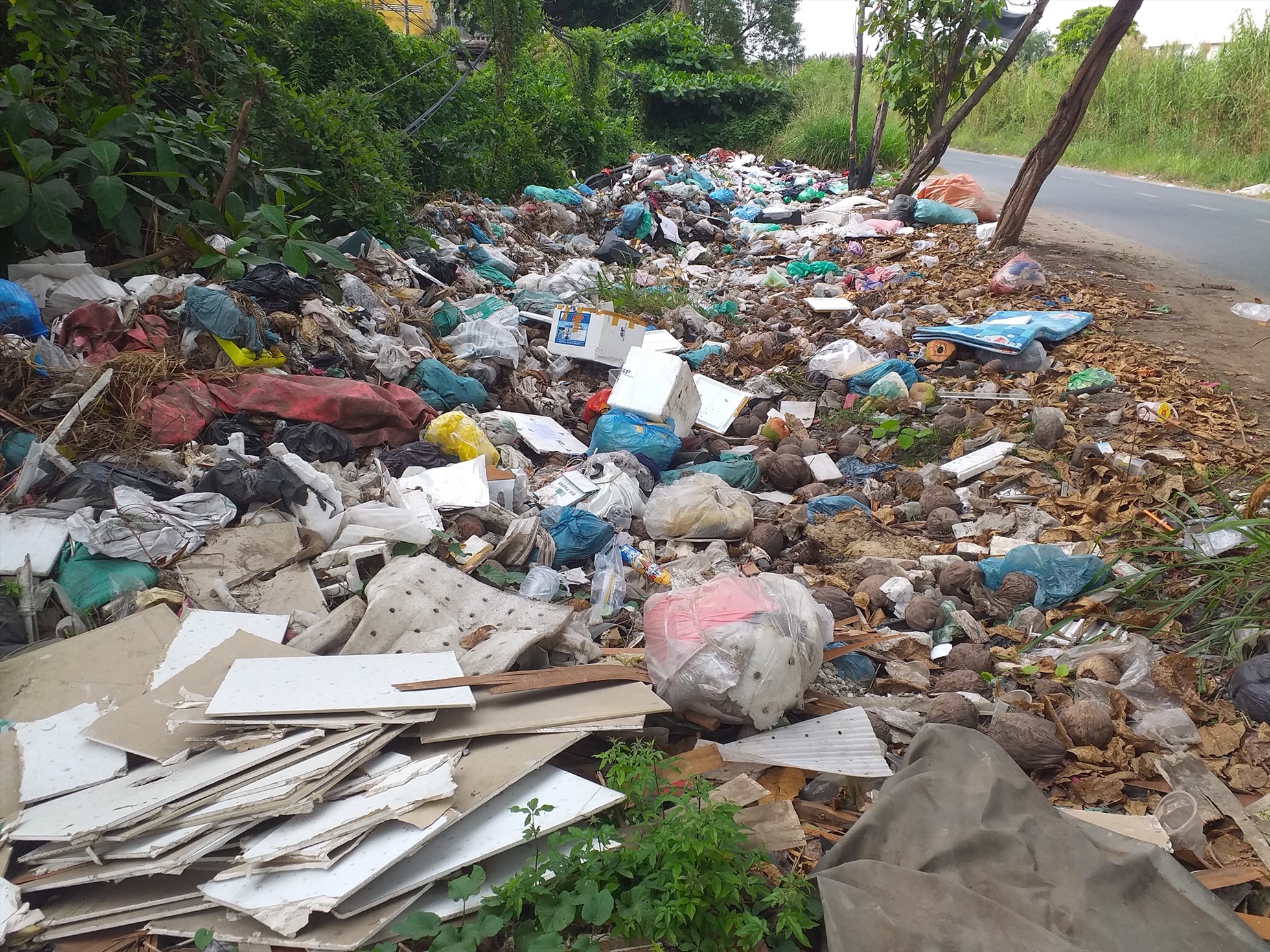 Cơ quan chức năng, chính quyền địa bàn cần phải có biện pháp ngăn ngừa và xử phạt mạnh tay, để xoá sổ dứt điểm những bãi rác thải trên con đường này.... Ảnh Ngọc Thạch