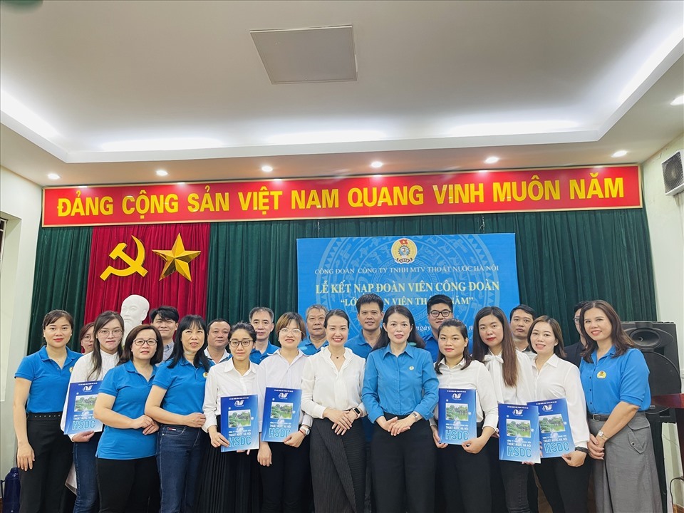 Lễ kết nạp 12 đoàn viên mới “Lớp đoàn viên tháng 5” năm 2022 tại Công đoàn Công ty TNHH MTV Thoát nước Hà Nội. Ảnh: Công đoàn Xây dựng Hà Nội