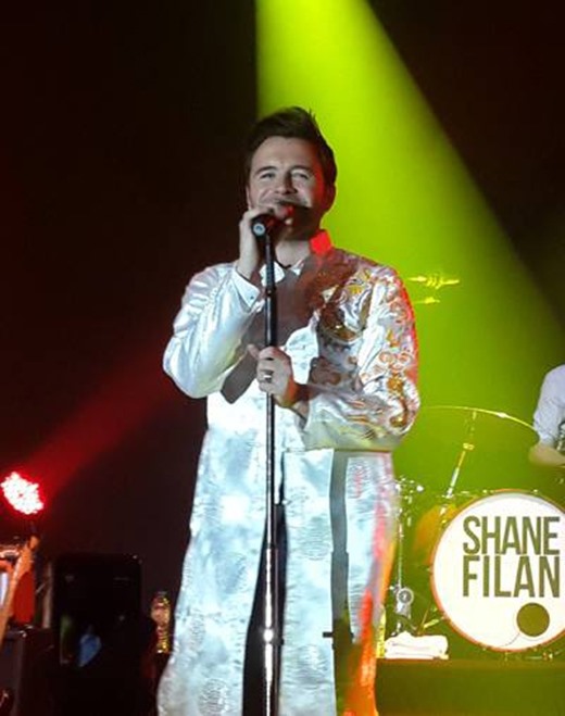 Shane Filan mặc áo dài trình diễn tại Việt Nam năm 2014. Ảnh:
