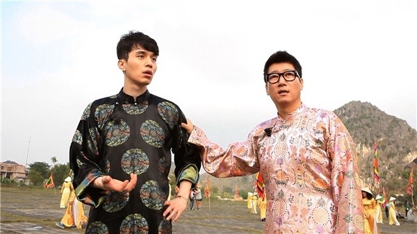Lee Dong Wook cùng dàn sao Running Man diện áo dài Việt Nam. Ảnh: Chụp màn hình