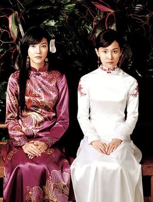 Cặp diễn viên Hàn Quốc Cha Ye Ryeon và Jo Ahn trong trang phục áo dài quảng bá phim ma Mười. Ảnh: Nhà sản xuất