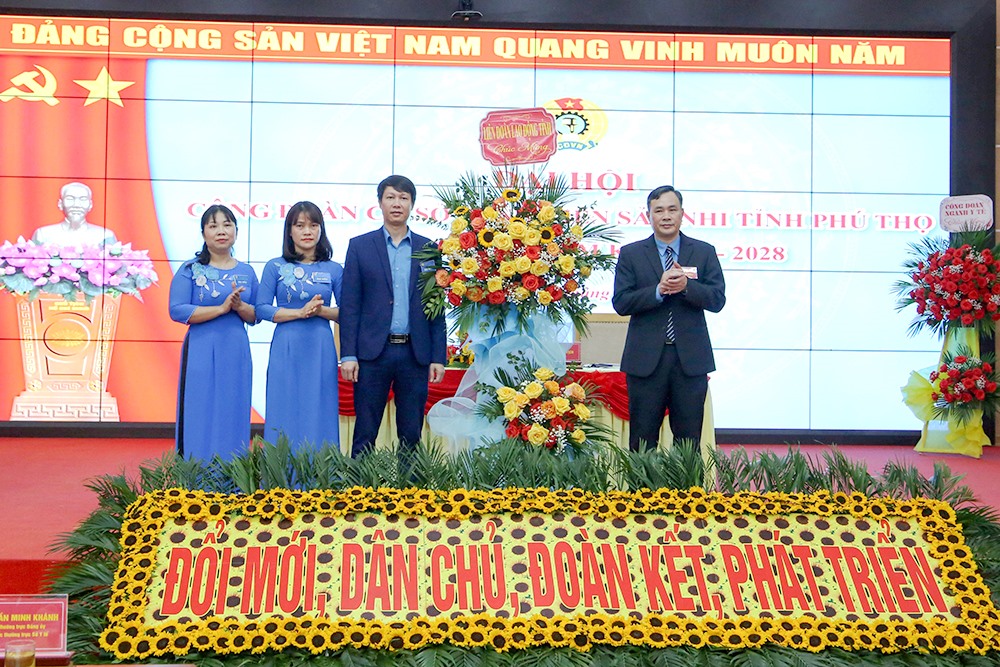 Ông Phạm Sơn – Phó chủ tịch Liên đoàn Lao động tỉnh Phú Thọ tặng hoa chúc mừng tại đại hội. Ảnh: Đào Lan