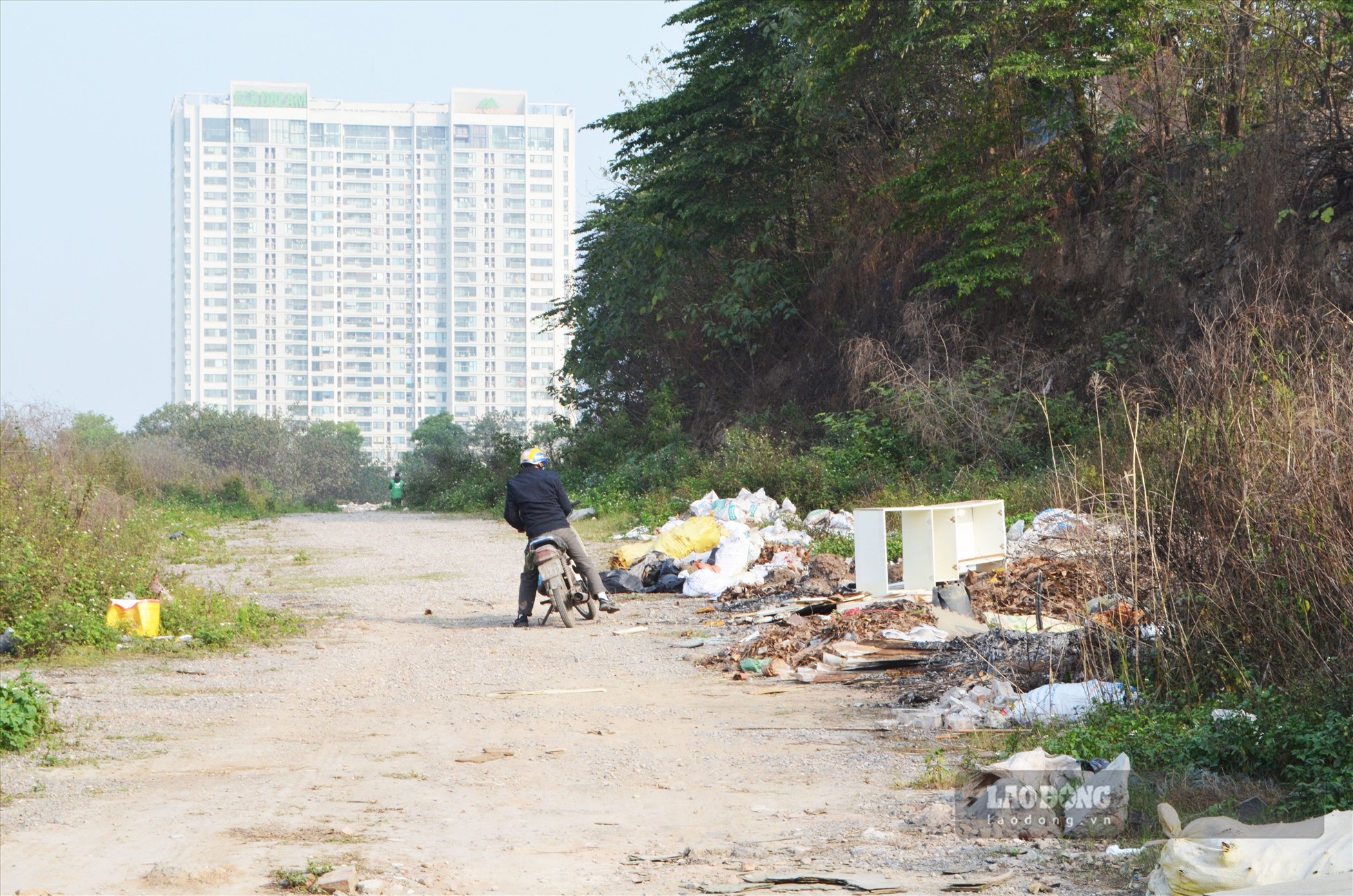 Ngay gần đại lộ Chu Văn An, lối đường đất dẫn vào khu vực phía sau tòa nhà Bee Sky trên đường Nguyễn Xiển – Xa La (phường Đại Kim, quận Hoàng Mai) là nơi để những đối tượng đổ trộm phế thải.