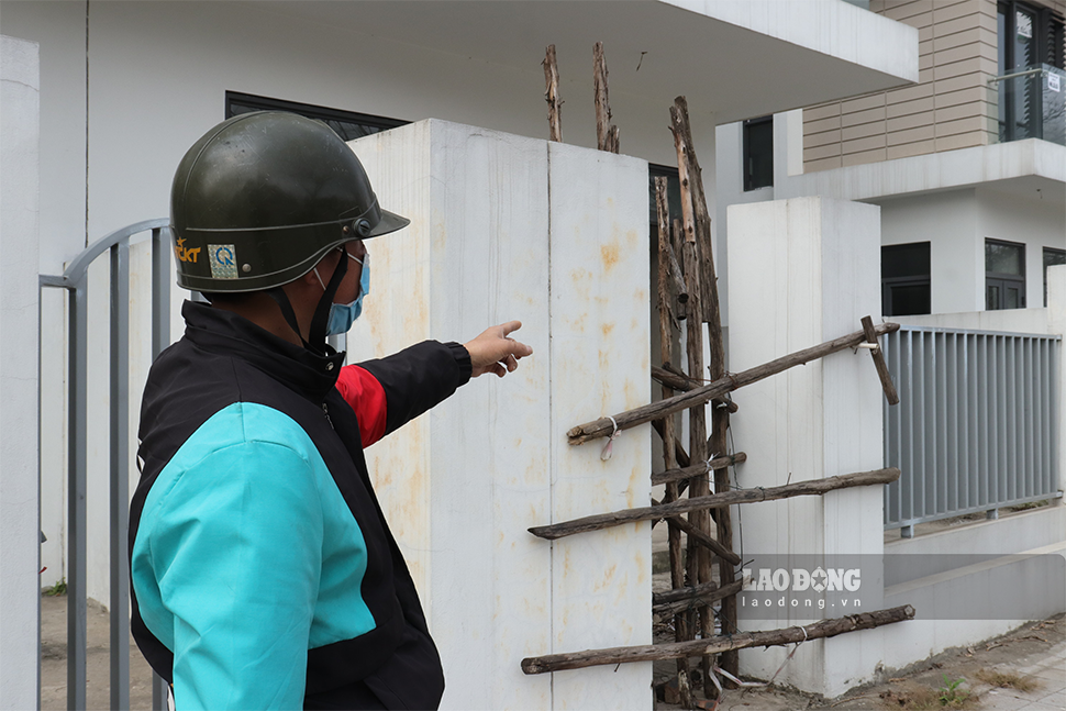 Anh Định Văn Huấn (Hà Đông, Hà Nội) cho biết: “Tôi sinh sống tại khu vực này đã được 6-7 năm nay, từ khi khu đô thị này đang được khởi công xây dựng. Tuy nhiên rất hiếm người chuyển đến đây ở, đa số đều tới thuê mặt bằng, kinh doanh và cũng tốn rất nhiều tiền để cải tạo lại nơi ở“.