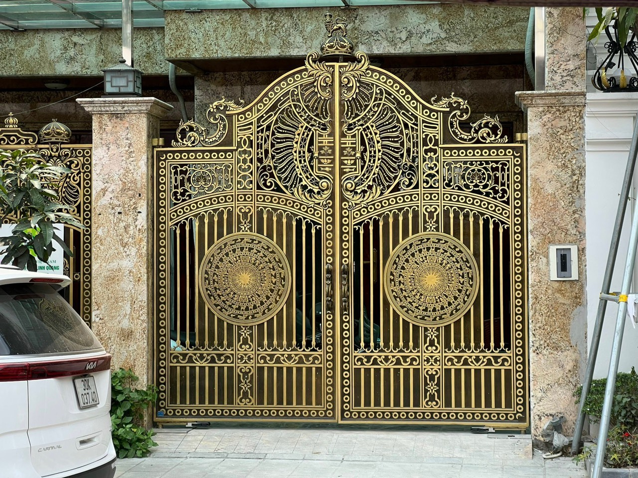 Biệt thự Linh Quang Điện kín cổng cao tường sau phản ánh của Lao Động. Ảnh: Nhóm PV