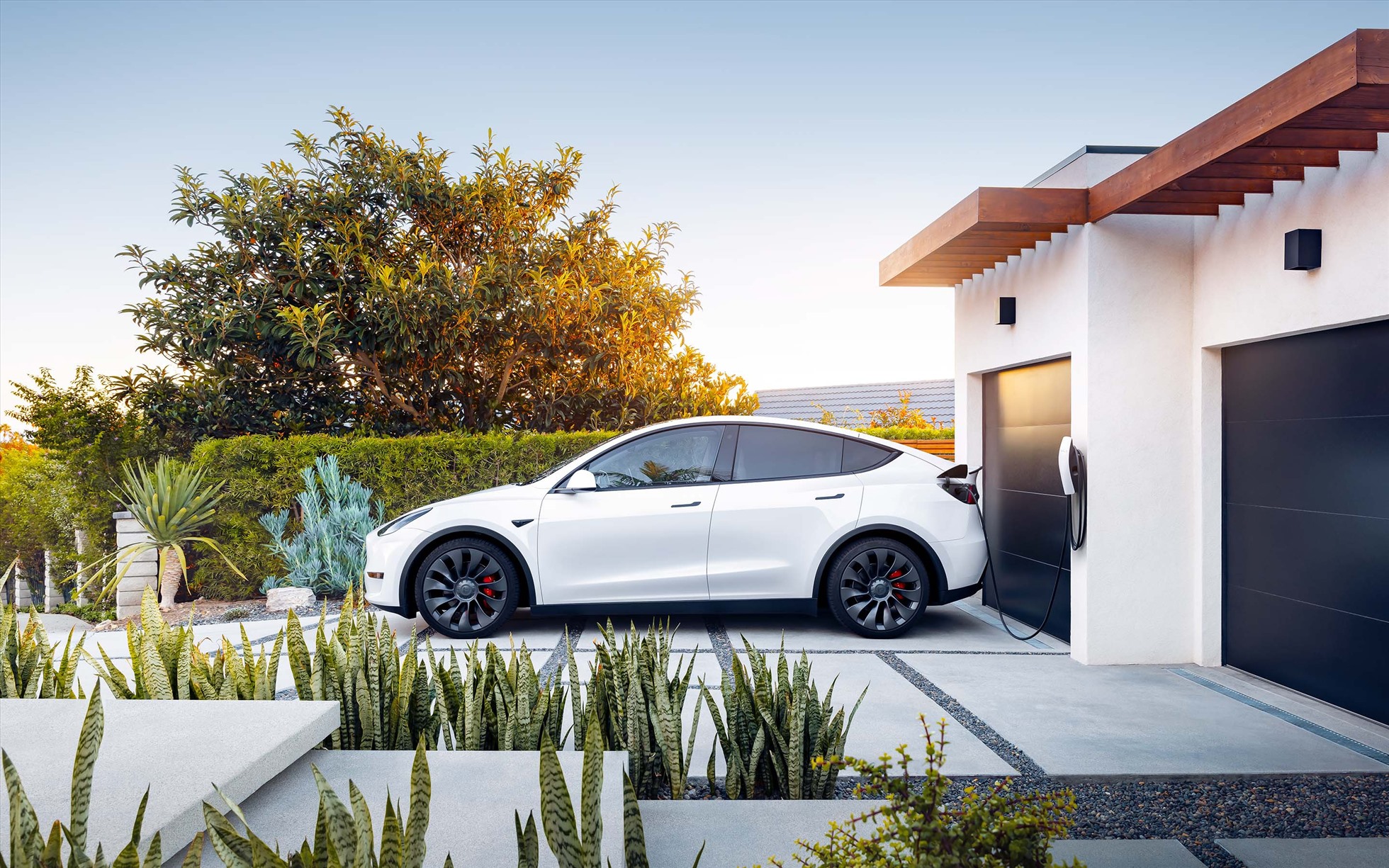 Sạc xe điện Tesla ở nhà riêng. Ảnh: Tesla
