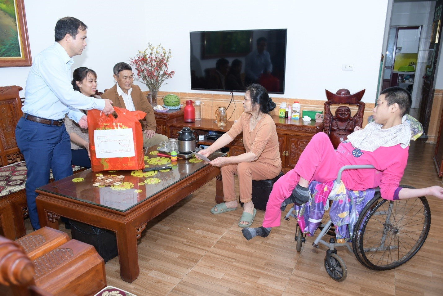 Đại diện Công ty thăm tặng quà gia đình chị Lê Thị Nga - phường Phả Lại, TP Chí Linh, Hải Dương. Ảnh: Thu Trang