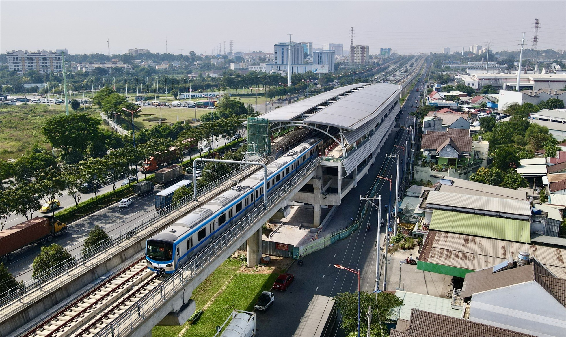 Tàu metro số 1 chạy thử đoạn trên cao hồi cuối năm 2022.  Ảnh: Anh Tú