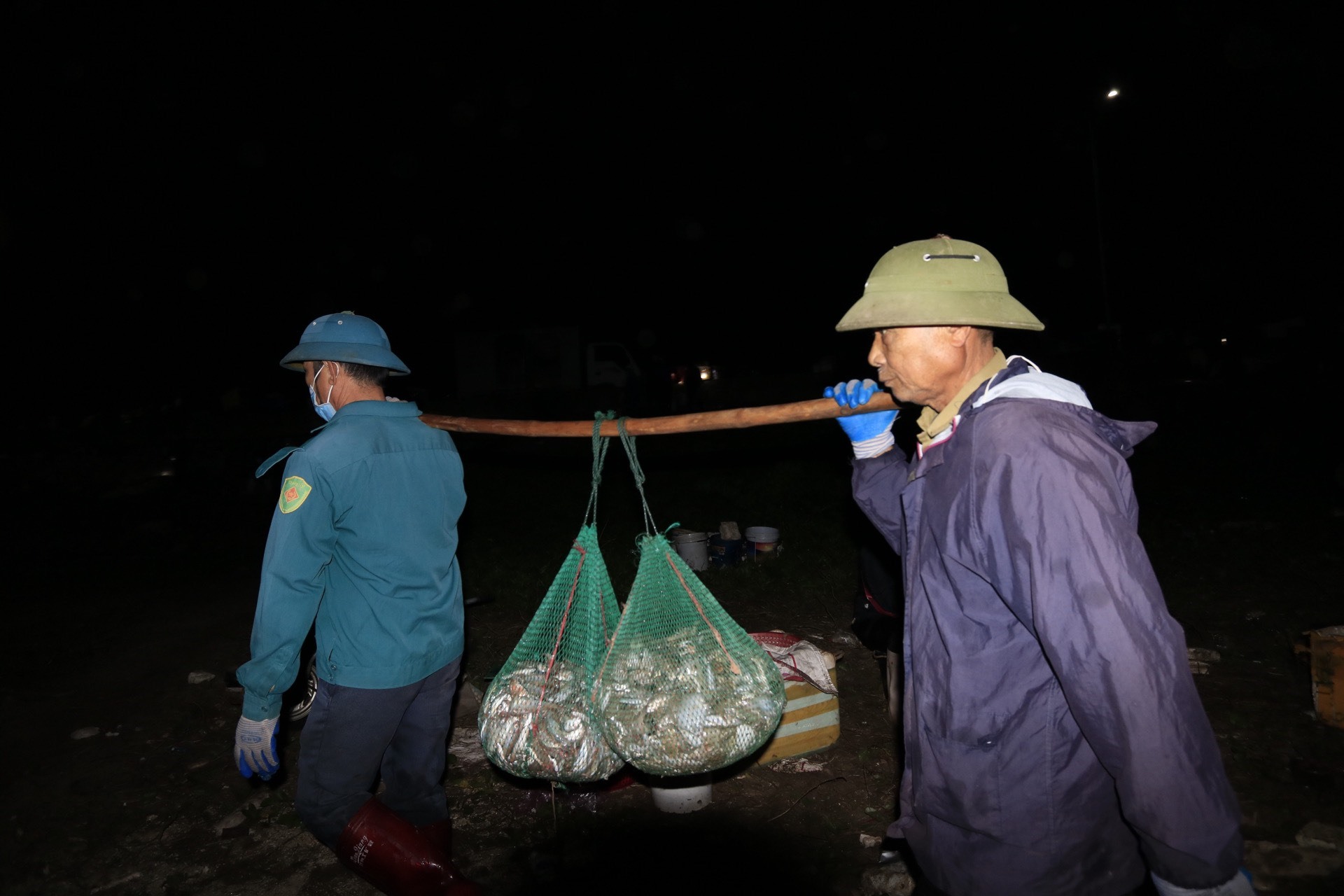 Tiền công được trả linh hoạt là 10.000 đồng cho một chuyến nặng, 5.000 đồng cho một chuyến nhẹ.