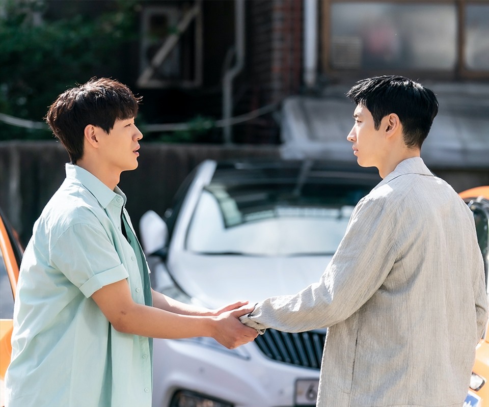 Shin Jae Ha và Lee Je Hoon trong Taxi Driver 2. Ảnh: Nhà sản xuất SBS