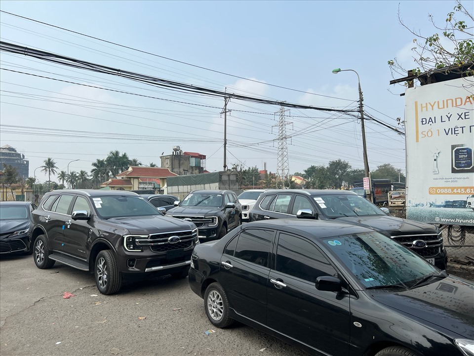 Theo ghi nhận của PV Lao Động, tại Trung tâm đăng kiểm xe cơ giới 29-06V (huyện Thanh Trì, Hà Nội), thời điểm này, có hàng trăm xe xếp hàng dài chờ đến lượt đăng kiểm.