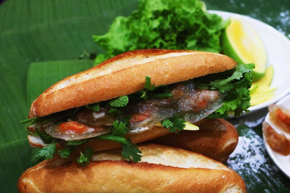 Sự kết hợp ộc đáo của bột lọc và bánh mì. Ảnh: Fanpage Đặc Sản Bánh Mì Bột Lọc Đà Nẵng – Dimori