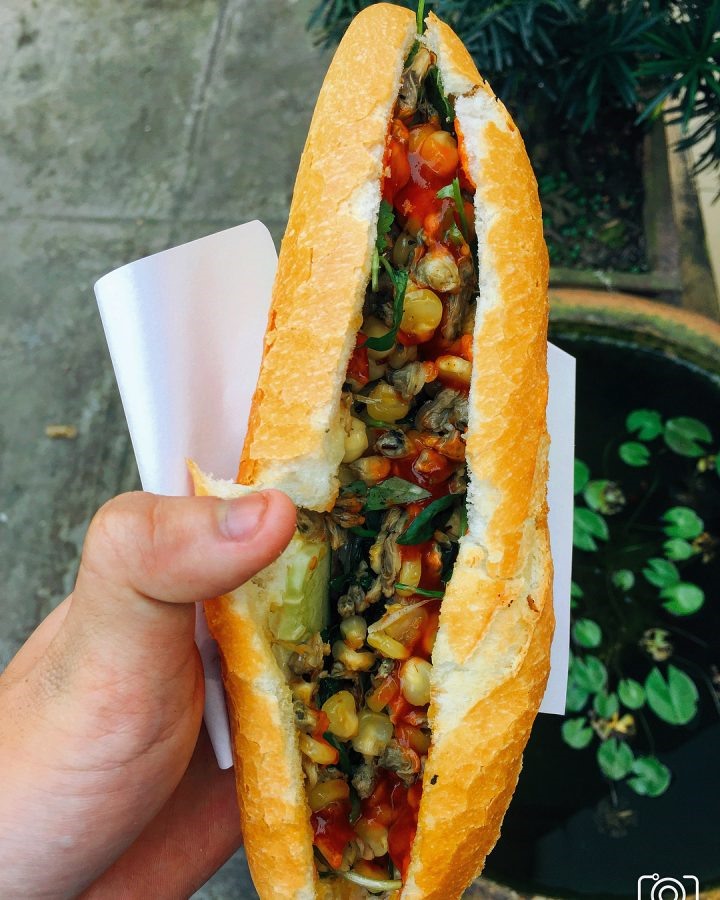 Bánh mì hến có hương vị độc đáo thu hút du khách. Ảnh: Fanpage The HUE of HUẾ