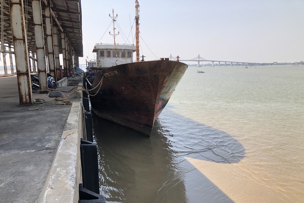Tàu neo đậu tại cảng cá Xuân Hội bị mắc cạn phải chờ thủy triều lên mới có thể ra khơi. Ảnh: Trần Tuấn.