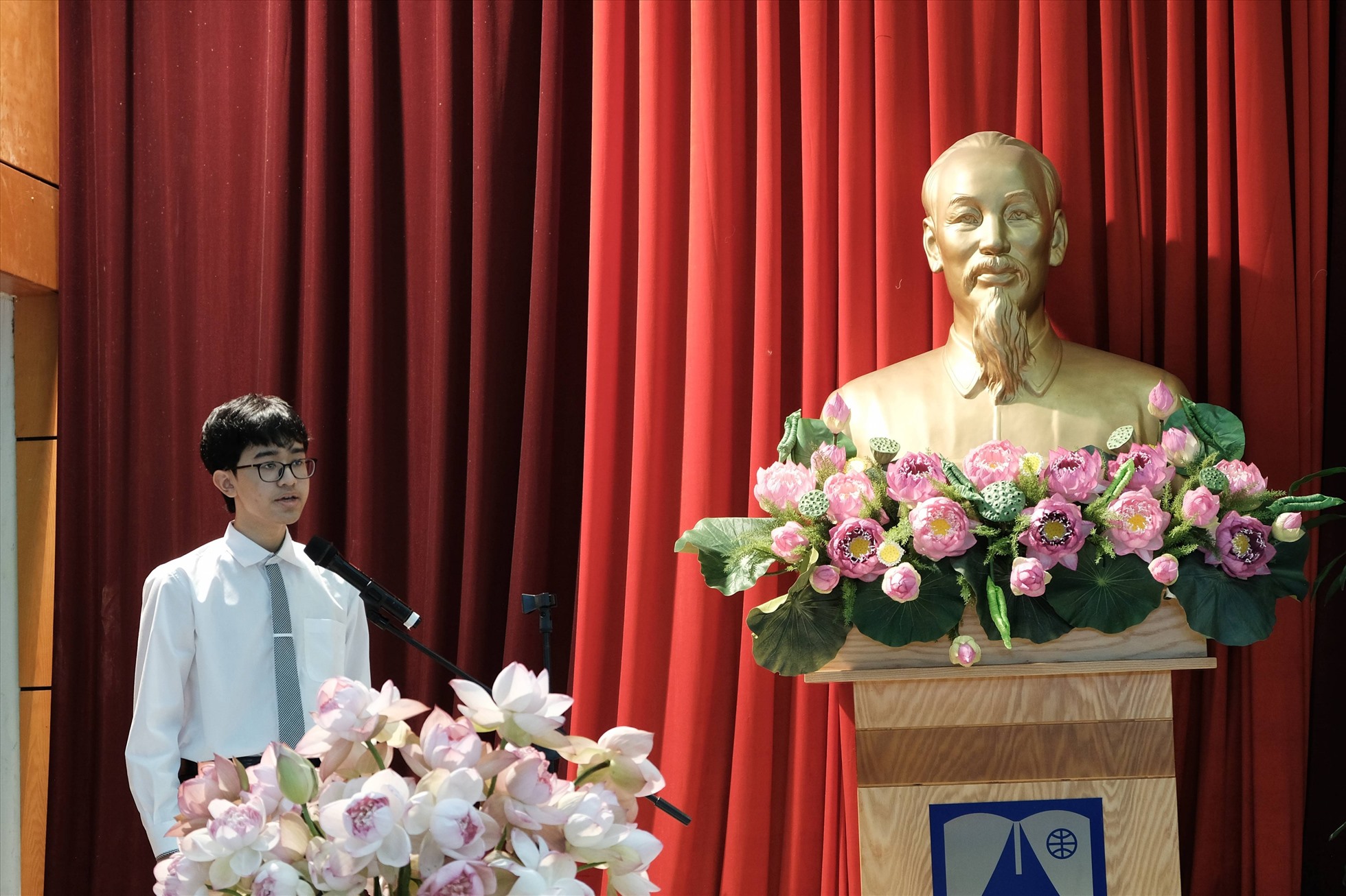 Nguyễn Đình Minh đọc lời tuyên thệ khi đứng trong hàng ngũ của Đảng.