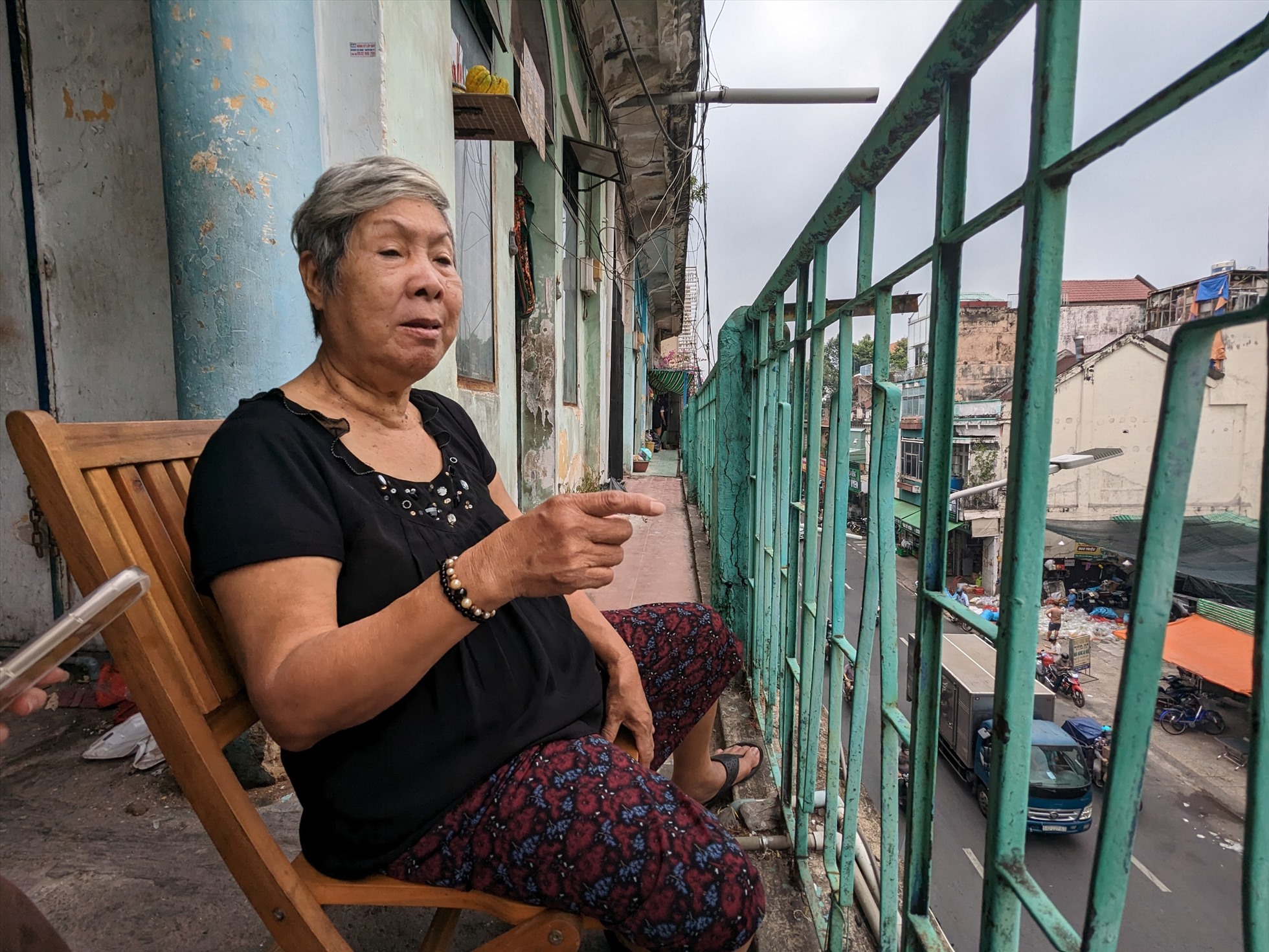 Bà Bảy (65 tuổi) hàng ngày vẫn ngồi ở lan can ngắm nhìn đường sá trước khi di dời sang nơi ở mới
