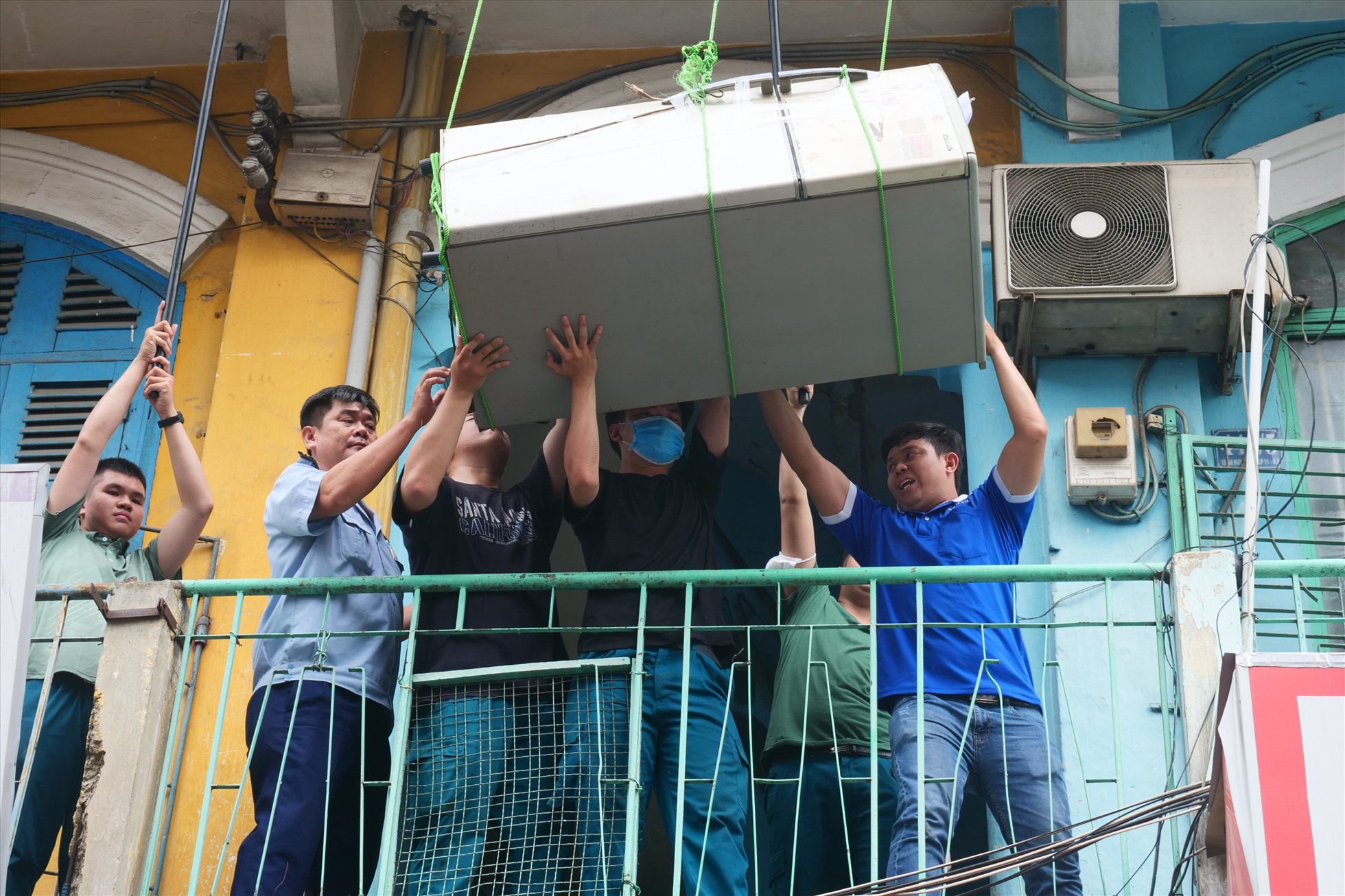 Lực lượng dân quân và trật tự đô thị được điều động để hỗ trợ người dân trong việc di dời sang nơi ở mới tại chung cư An Phú (Quận 6). Ảnh: Anh Tú