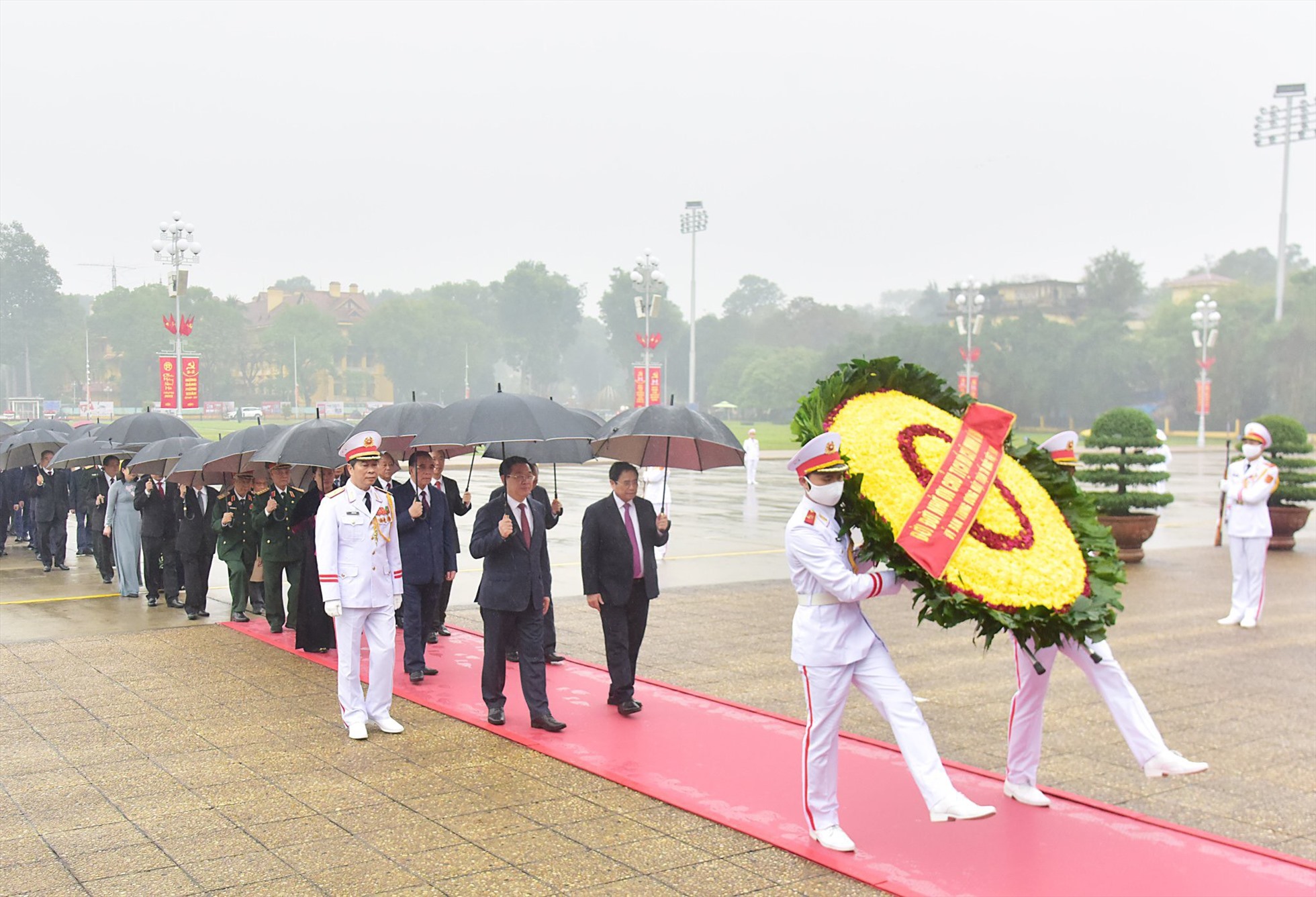 Đoàn đại biểu các lãnh đạo, nguyên lãnh đạo Đảng, Nhà nước và Mặt trận Tổ quốc Việt Nam vào Lăng viếng Chủ tịch Hồ Chí Minh. Ảnh: Hải Nguyễn