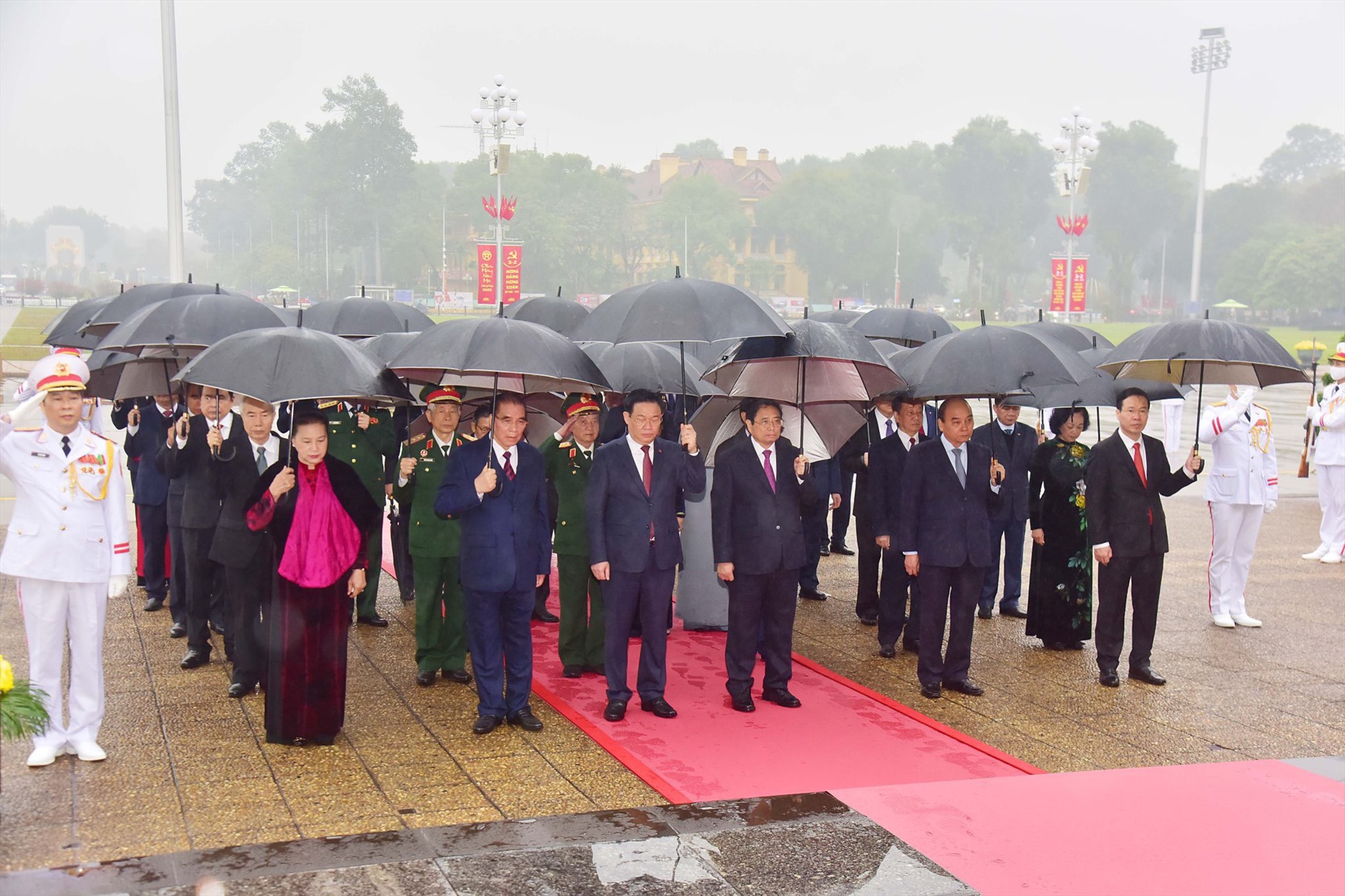 Đoàn đại biểu các lãnh đạo, nguyên lãnh đạo Đảng, Nhà nước và Mặt trận Tổ quốc Việt Nam vào Lăng viếng Chủ tịch Hồ Chí Minh. Ảnh: Hải Nguyễn