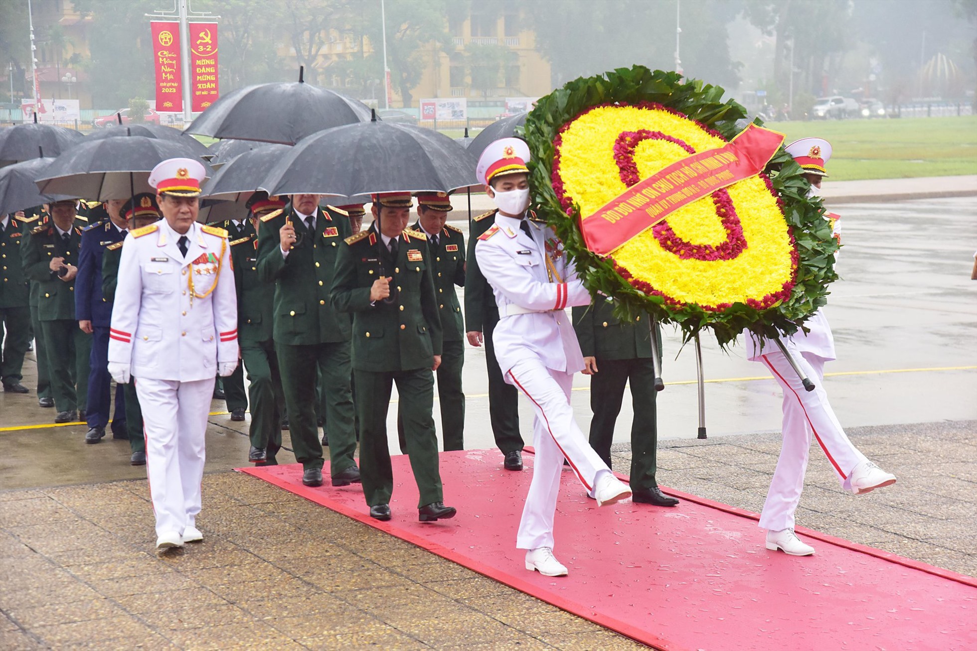 Đoàn đại biểu Quân ủy Trung ương - Bộ Quốc phòng thành kính tưởng nhớ Chủ tịch Hồ Chí Minh. Ảnh: Hải Nguyễn