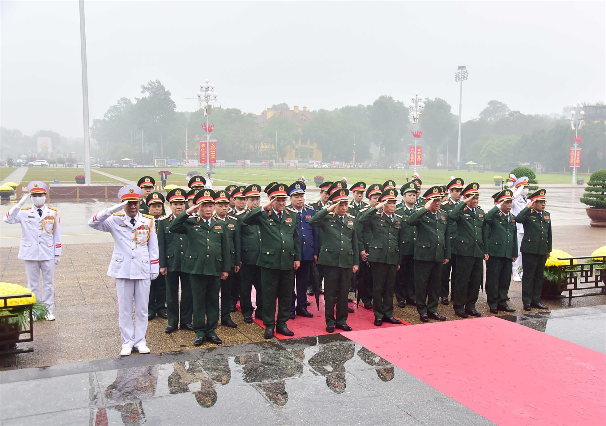 Đoàn đại biểu Quân ủy Trung ương - Bộ Quốc phòng thành kính tưởng nhớ Chủ tịch Hồ Chí Minh. Ảnh: Hải Nguyễn