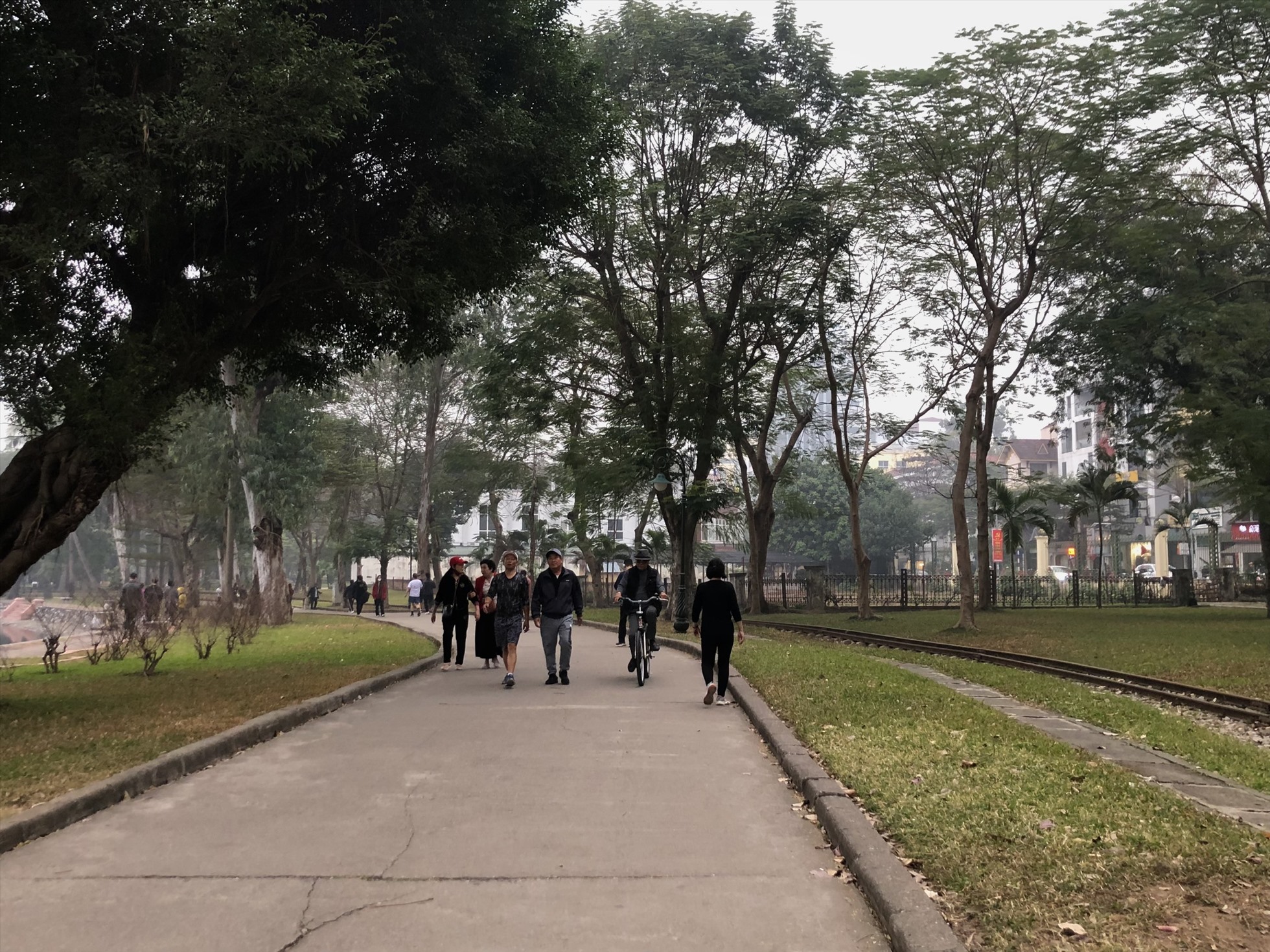 Rất đông người dân đi bộ thể dục bên trong Công viên Thống Nhất
